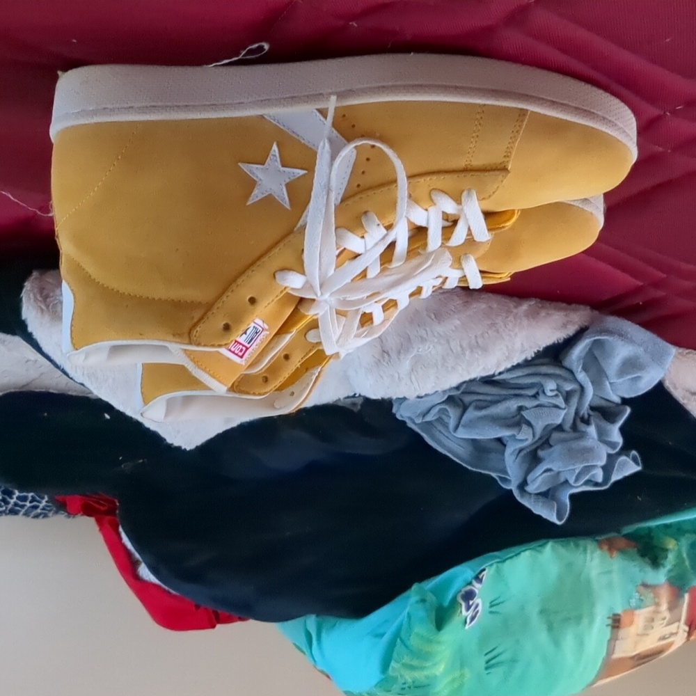 Converse - Picture 2 of 3